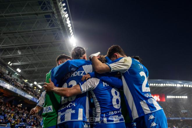 Los jugadores del Dépor se abrazan celebrando un gol (Foto: RCD).