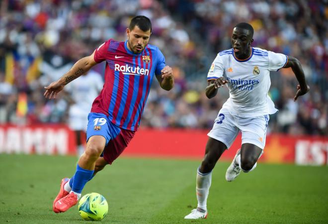 El Kun Agüero y Mendy, durante el Barcelona-Real Madrid (Foto: Cordon Press).