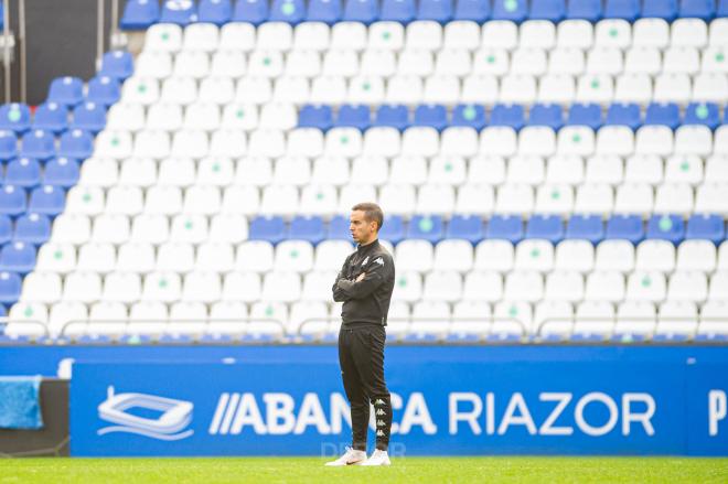 Borja Jiménez sobre el césped del estadio de Riazor (Foto: RCD).