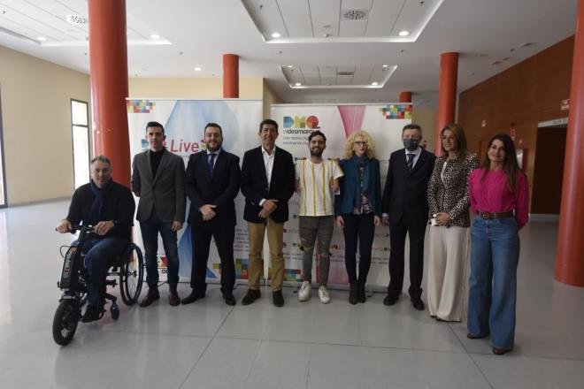 Juan Marín y Fede Quintero junto a los premiados en la en la I Gala del Deporte Adaptado 'Andaluc