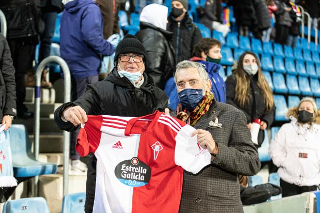 Ramón Seijas y Carlos Mouriño con la camiseta del Celta (Foto: RC Celta).