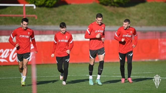 Los jugadores del Sporting entrenan en Mareo (Foto: Real Sporting).