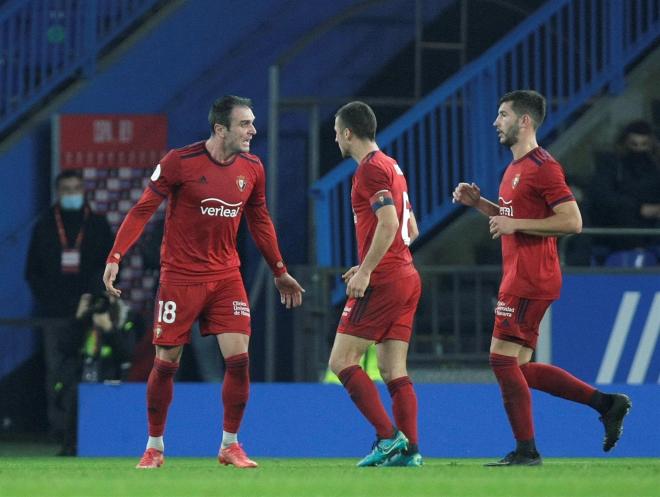 Kike García celebra con sus compañeros uno de los goles ante el Dépor (FOTO: EFE).