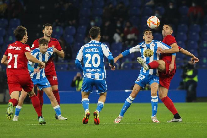 Lance del encuentro de Copa entre el Dépory el Osasuna (Foto: @CAOsasuna)