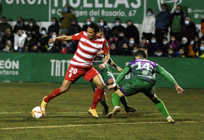 Bacca intenta controlar un balón en el Mancha Real-Granada (FOTO: EFE).