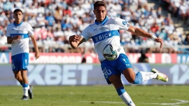 Diego Valencia se dispone a golpear la pelota con la Universidad La Católica de Chile (Foto: RedGol)