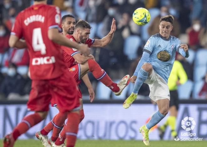 Franco Cervi pelea un balón durante el Celta-Espanyol (Foto: LaLiga).