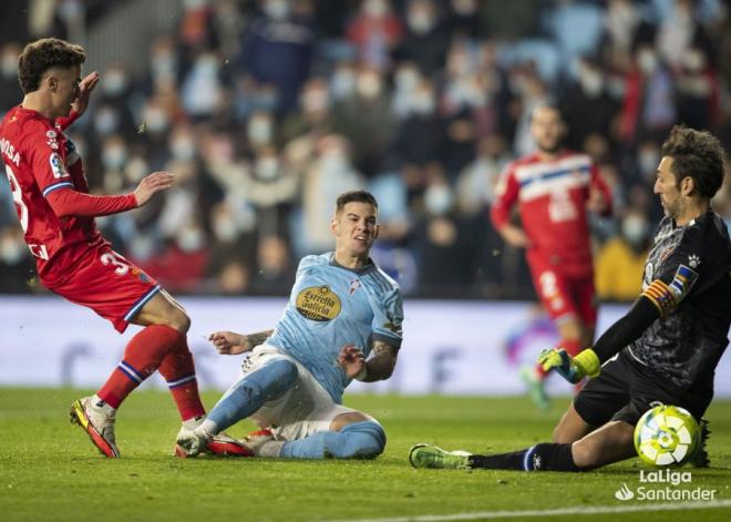 Santi Mina define ante Diego López durante el Celta-Espanyol (Foto: LaLiga).