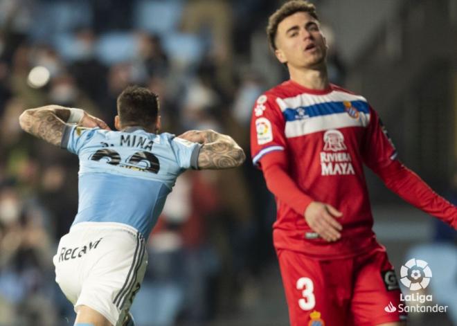 Santi Mina celebra su gol en el Celta-Espanyol y Adrià Pedrosa se lamenta (Foto: LaLiga).