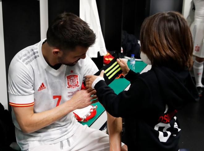 David Villa se pone el brazalete de capitán la selección de España de veteranos (Foto: RFEF).