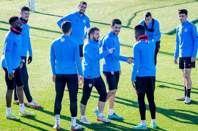 Yuri saludado por sus compañeros entrenando en Lezama (Foto: Athletic Club).