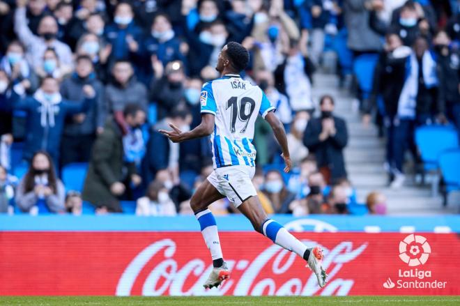 Alexander Isak celebra su gol durante el Real Sociedad - Villarreal en el Reale Arena (Foto: LaLiga).