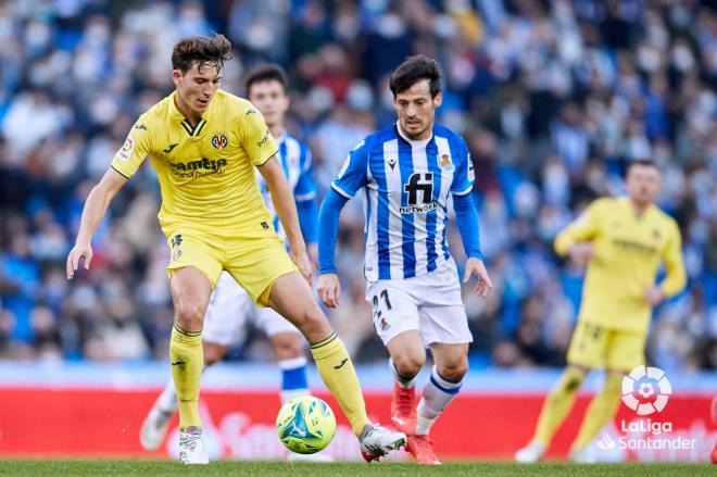 David Silva juega ante Pau Torres durante el Real Sociedad Villarreal en el Reale Arena (Foto: LaLiga).