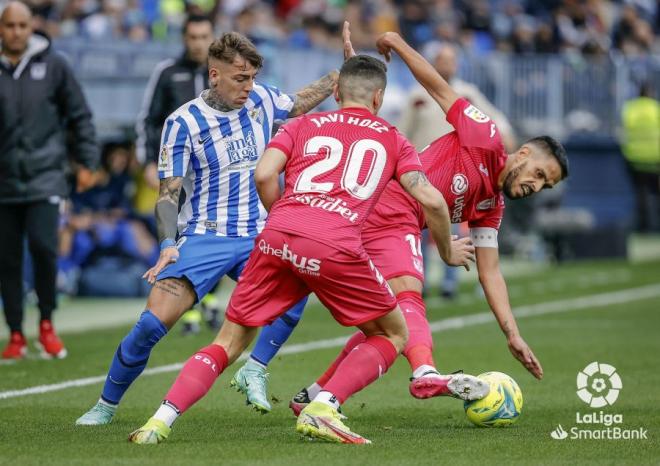Brandon pelea con Recio un balón en el Málaga-Leganés (Foto: LaLiga).