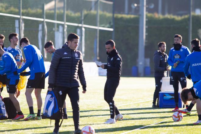 Borja Jiménez dando instrucciones durante un entrenamiento en Abegondo (Foto: RCD).