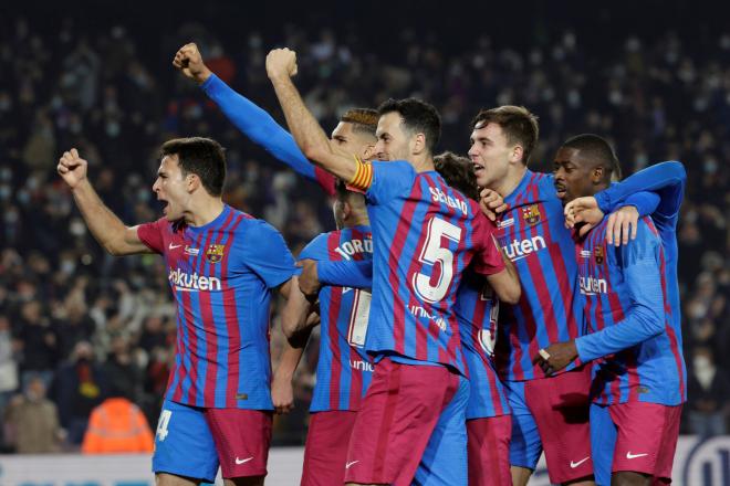 Eric García, Busquets, Araujo y Dembélé celebran con Nico el gol en el Barcelona-Elche (Foto: EFE).