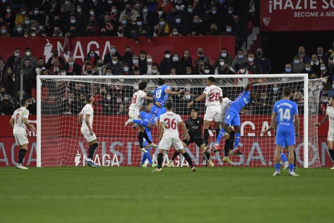 Felipe cabecea el gol del empate en el Sevilla-Atlético de Madrid (Foto: Cristo García).