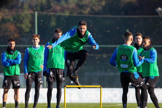 Quiles saltando una valla durante un entrenamiento del Dépor (Foto: RCD).