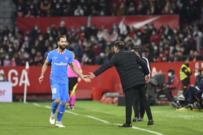 Simeone saluda a Felipe tras el gol del empate en el Sevilla-Atlético de Madrid (Foto: Cristo García)