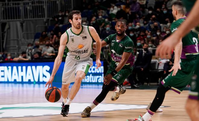 Una jugada del partido entre el Unicaja y el Joventut (Foto: @Penya1930).