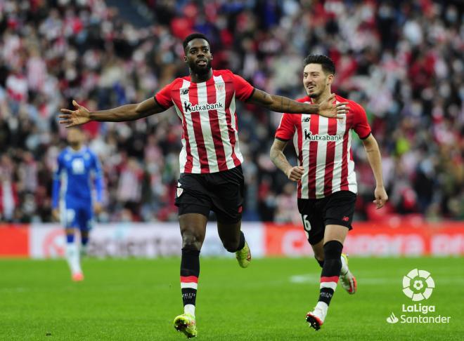 Iñaki Williams celebra con Unai Vencedor su primer gol en el Athletic-Real Betis ganado en San Mamés (Foto: LaLiga).