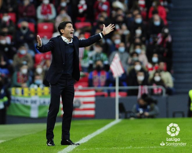 Marcelino García Toral da instrucciones en el reciente Athletic Club-Real Betis de San Mamés (Foto: LaLiga).