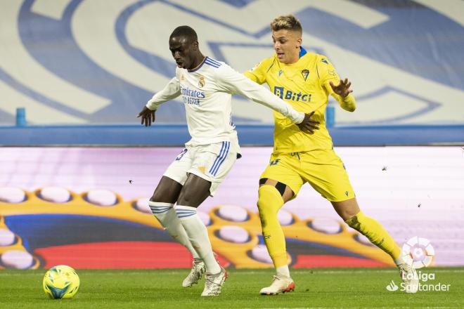 Iván Alejo presiona a Mendy en el Real Madrid-Cádiz en el Santiago Bernabéu (Foto: LaLiga).