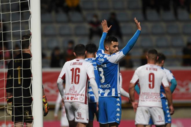 Adrián Lapeña levanta los brazos en una acción defensiva del Dépor (Foto: RCD).