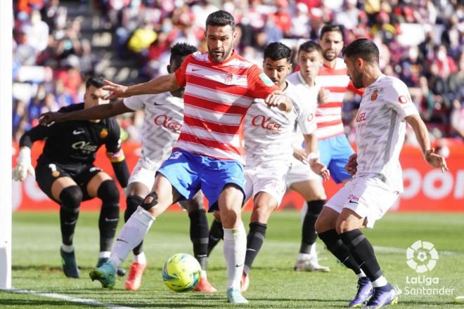 Jorge Molina trata de controlar un balón.