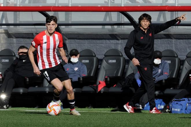 Nico Serrano y Patxi Salinas en acción con el filial ante el Sanse en Lezama (Foto: Athletic Club).