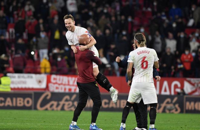 Rakitic celebra con Gudelj y Dmitrovic (Foto: Kiko Hurtado).