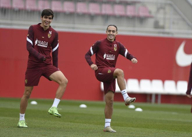 Juanlu junto a Luismi, en un entrenamiento con el Sevilla. (Foto: Kiko Hurtado).