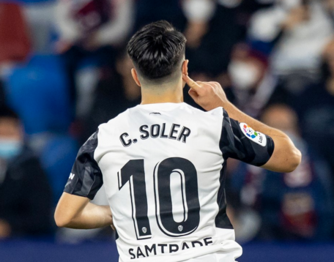 Carlos Soler celebra el 2-2 (Foto: Valencia CF).