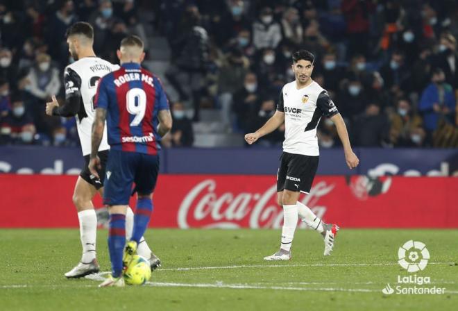 Carlos Soler marca ante el Levante (Foto: LaLiga).