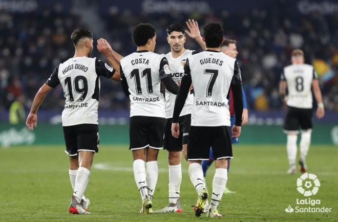 Carlos Soler marca ante el Levante (Foto: LaLiga)