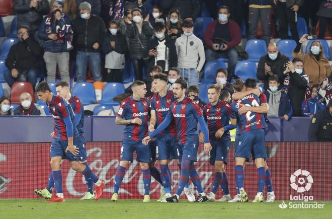 El Levante UD celebra el gol ante el Valencia CF en el Ciutat. (Foto: LaLiga