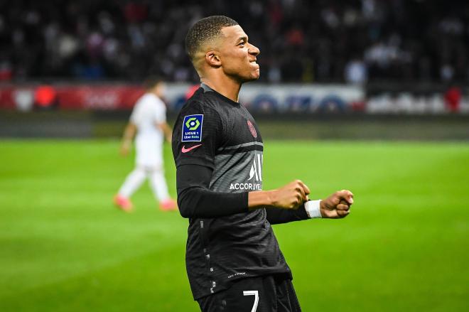 Kylian Mbappé celebra un gol con el PSG (Foto: Cordon Press).