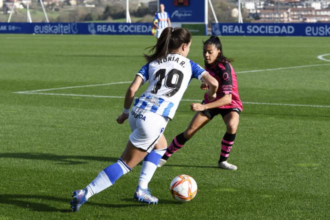 Nuria Rábano, en una acción dek partido entre la Real Sociedad y el Sporting de Huelva (Foto:Giov