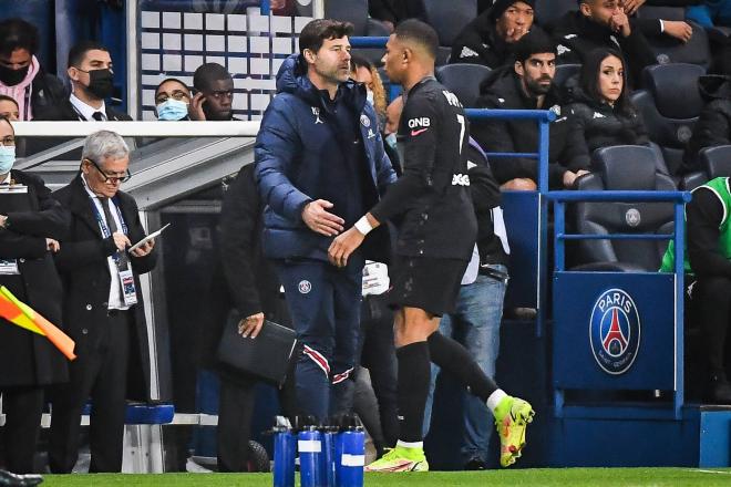 Mauricio Pochettino saluda a Kylian Mbappé tras una sustitución (Foto: Cordon Press).