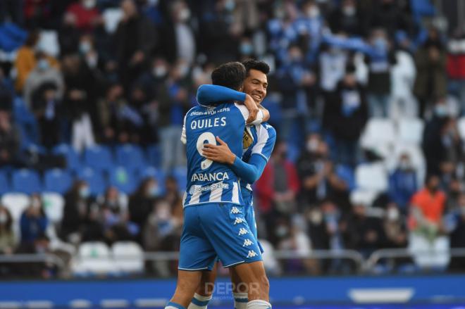 Quiles y Miku se abrazan celebrando un gol del Deportivo (Foto: RCD).