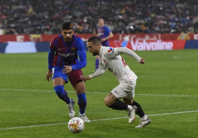 Ronald Araujo, en el Sevilla-Barcelona ante Papu Gómez (Foto: Kiko Hurtado).