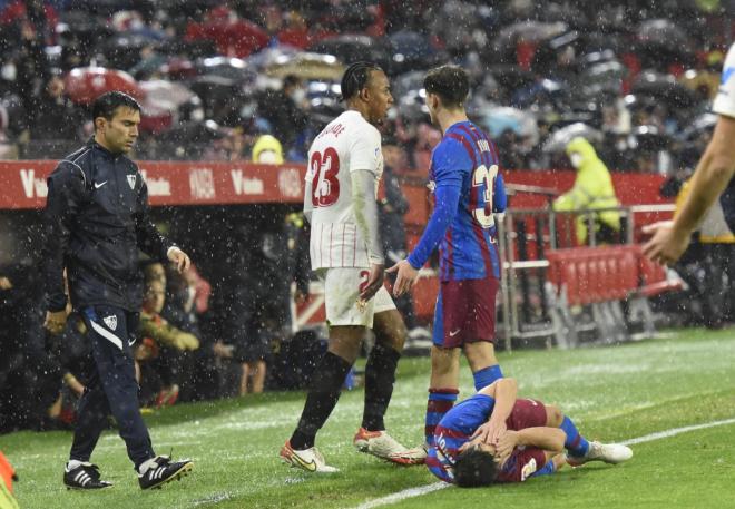 El momento de la expulsión de Koundé ante el Barça (Foto: Kiko Hurtado)