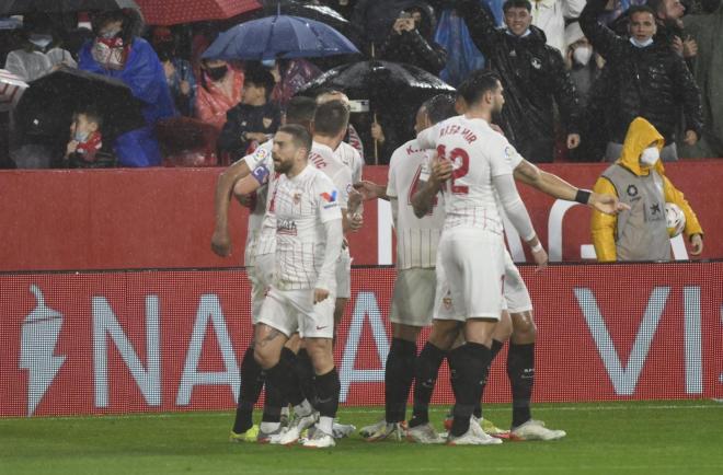 Papu Gómez celebra su gol ante el Barça (Foto: Kiko Hurtado).