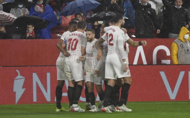 El Sevilla celebra el gol del Papu Gómez al Barça (Foto: Kiko Hurtado).