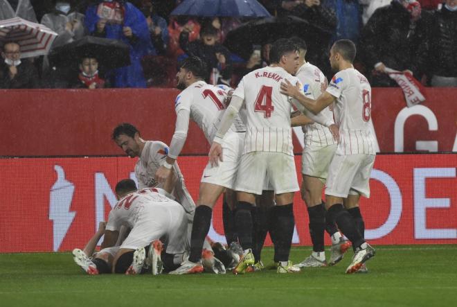 La plantilla celebra el gol de Papu Gómez en el Sevilla - FC Barcelona (Foto: Kiko Hurtado)