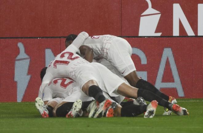 Los jugadores del Sevilla celebran un gol ante el Barcelona.