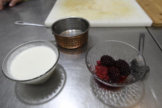Crema de yogur blanco natural y frambuesas y moras, los ingredientes básicos.