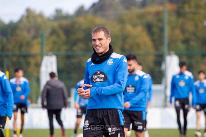 El capitán y toda la plantilla del Dépor  en Abegondo (Foto: RCD).