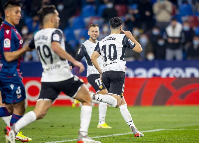 Carlos Soler celebra uno de sus goles ante el Levante (Foto: Valencia CF)