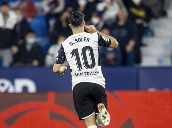 Carlos Soler, al que sigue el Atlético de Madrid, ante el Levante (Foto: Valencia CF)